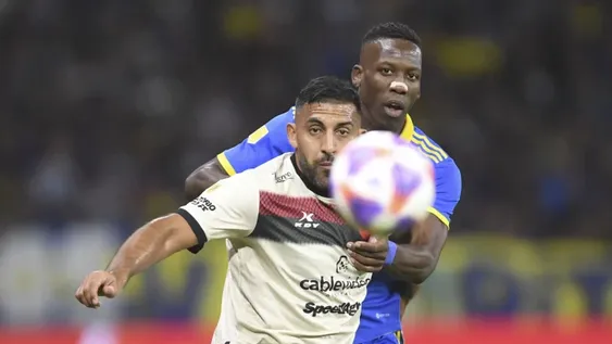 Con Almirón en el palco, Boca no pudo y perdió en el último minuto ante Colón