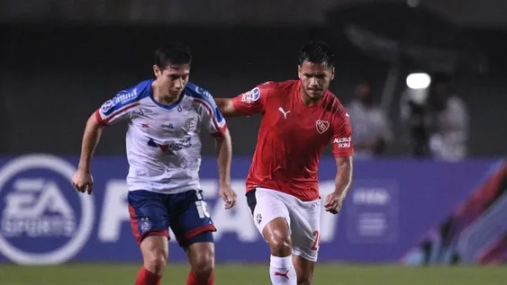 Bajo la tormenta, Independiente lo pudo ganar y casi lo pierde; el empate vale oro