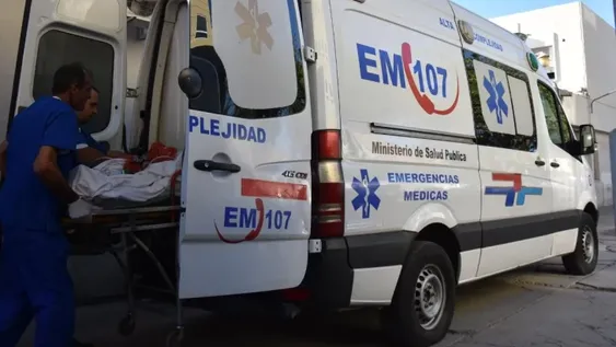 Reparaba el techo, cayó sobre una reja y sufrió una grave herida en su abdomen