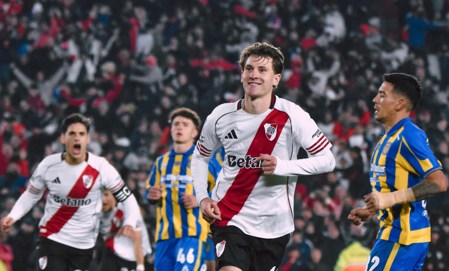 Facundo Colidio le dio el único gol del partido a River de penal.