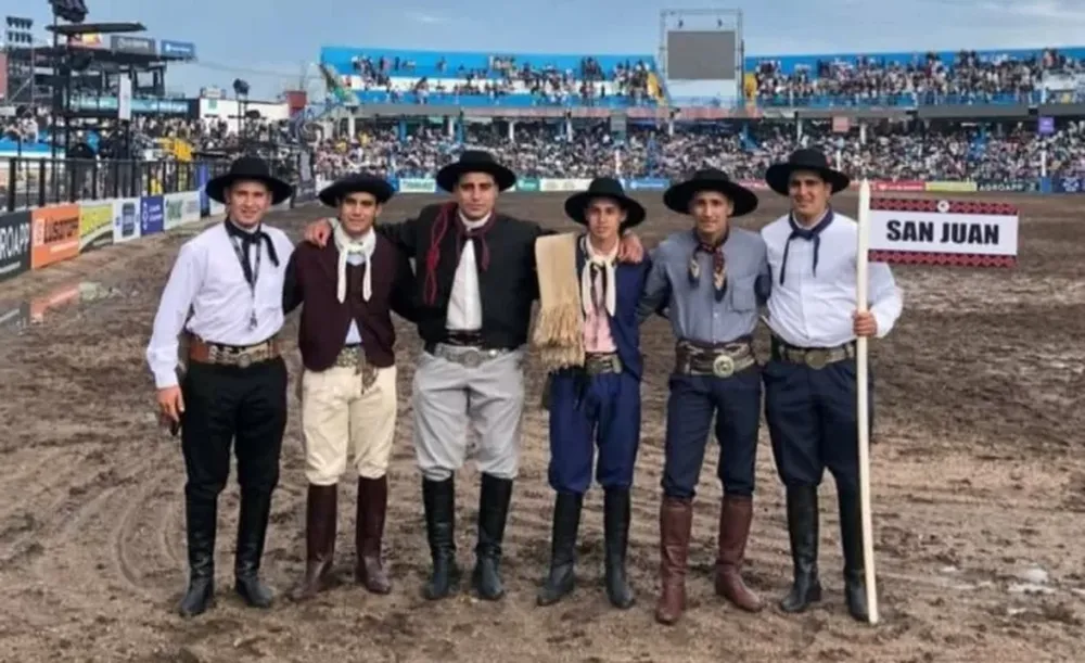 La embajada 2026.  Los jinetes Benjamín Costa, Rodrigo Sandovares y Leonel Flores, junto a los suplentes, el excampeón Agustín Romero y Daniel Agüero y el delegado Pablo Espósito. Con ellos viajó el médico del equipo, Cristian Cepeda.