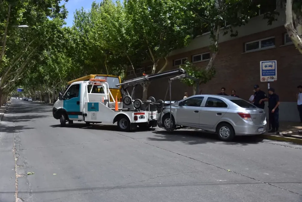 Cruzó sin frenar e impactó de lleno contra un colectivo