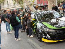 Apasionados. Los amantes del automovilismo pudieron disfrutar de cerca de los autos del Turismo Nacional en la previa del Villicum. Apasionados. Los amantes del automovilismo pudieron disfrutar de cerca de los autos del Turismo Nacional en la previa del Villicum.