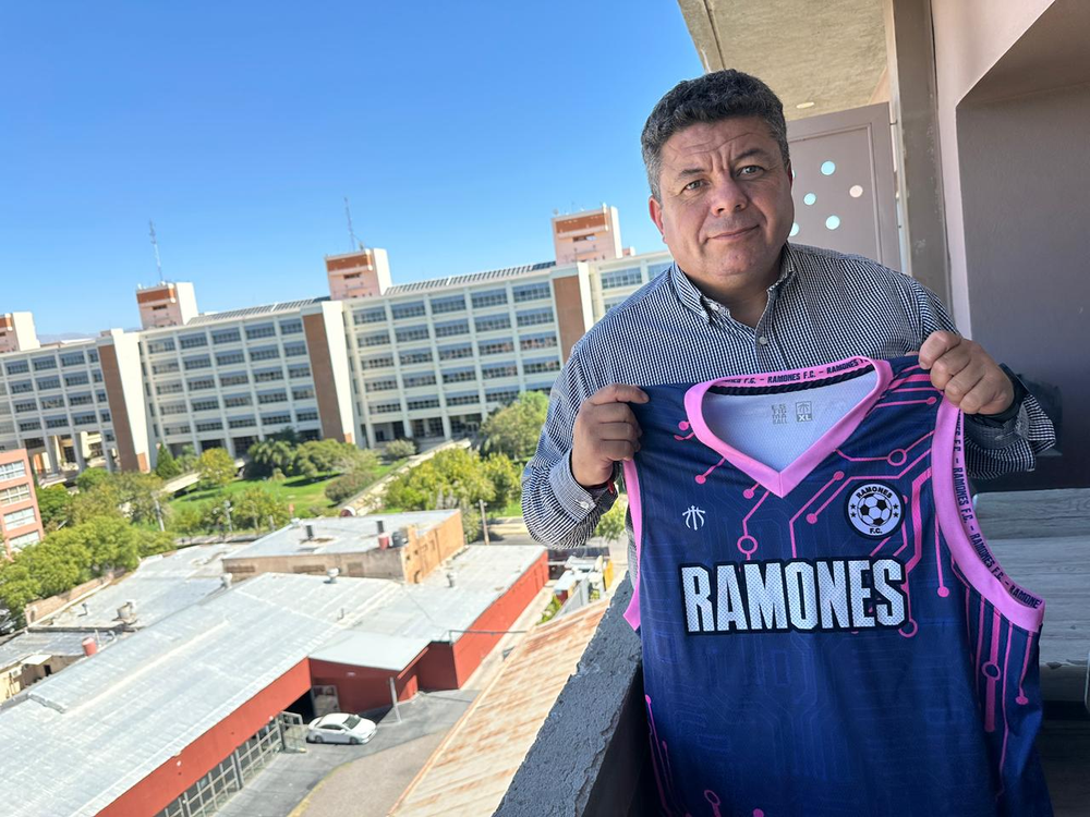 Con la de Ramones. El fiscal Villalba posa con indumentaria de Ramones, el equipo que fundó.