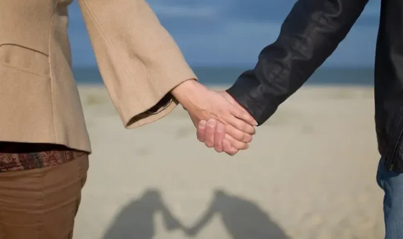 LAS RELACIONES INTERPERSONALES más importantes para la felicidad de las personas son las relacionadas con el amor. El amor es un bien mayor que produce felicidad.