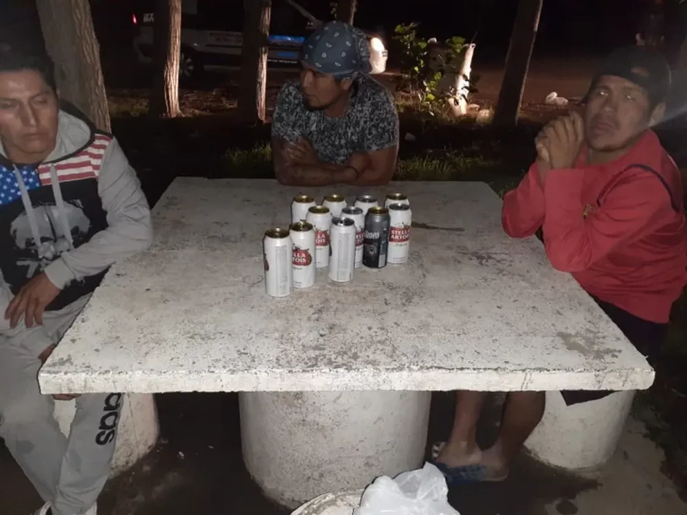 Dos bolivianos y un bonaerense violaron la cuarentena por tomar cerveza: dijeron estar estresados