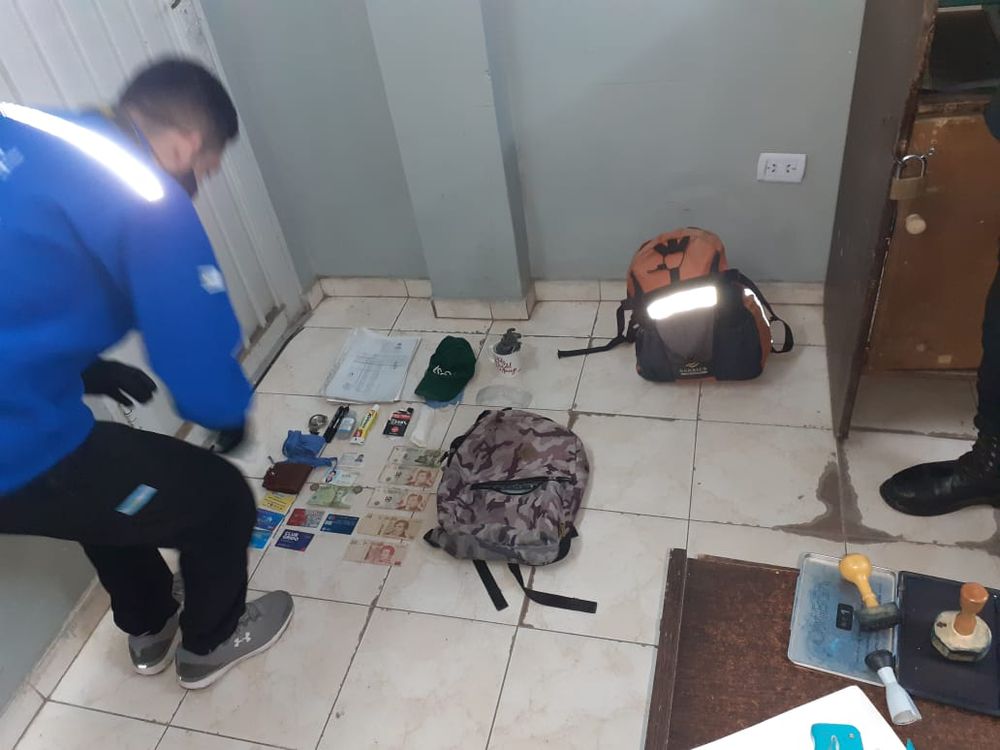 Amenazó con un cuchillo a 3 chicos para robarles las mochilas de la escuela y escapó