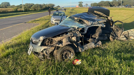 Así quedó el Fiat Siena en el que viajaban Rodrigo Silva y Máximo Cornejo tras el trágico accidente en Córdoba.