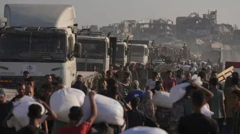 Caos en Gaza: cuatro camiones con alimentos volcaron en medio de saqueos que dejaron muertos y heridos