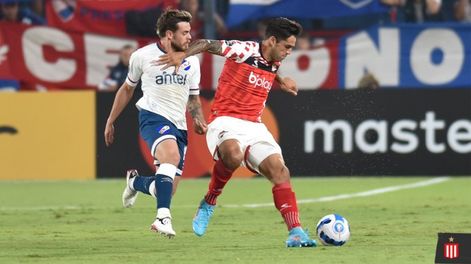 El Estudiantes de Emmanuel Mas se trajo un valioso empate de Uruguay