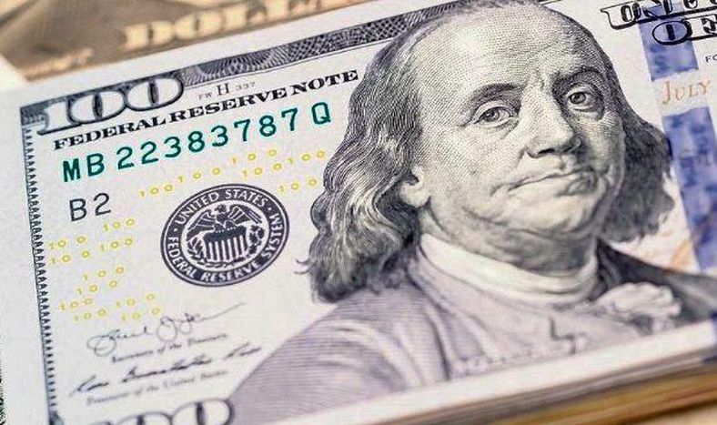 El dólar oficial cerró a $109,05 y los bursátiles operan con altibajos
