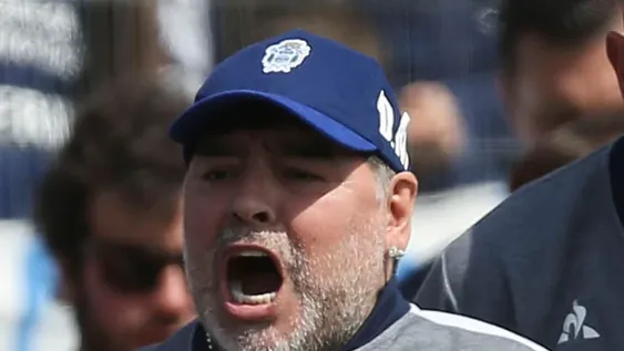 Maradona saludó desde el hotel