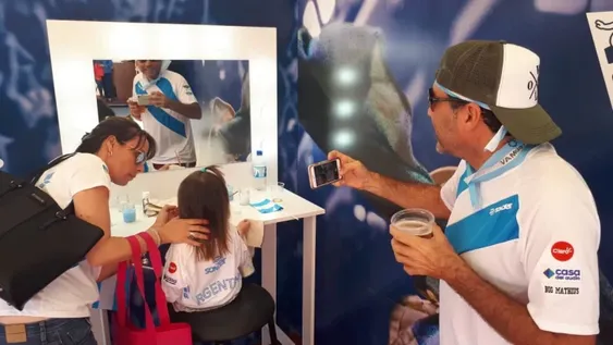 Con los colores en la piel, para alentar a la dupla argentina