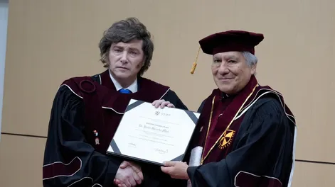 El presidente Javier Milei fue condecorado este martes con el título de Doctor Honoris Causa por la Universidad de San Martín de Porres (USMP).