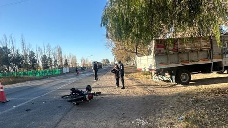 Un motociclista sufrió serios golpes después de haber sido chocado desde atrás por un camión