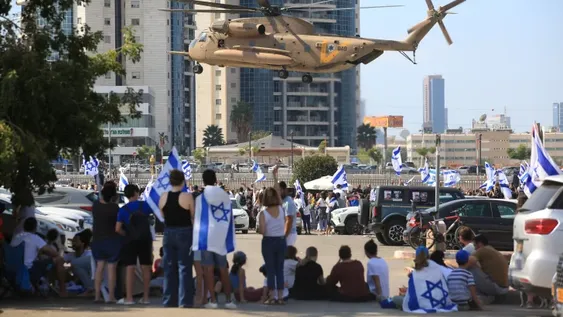 People watch a helicopter, on the day of hostages-prisoners swap, during a ceasefire deal in Gaza between Hamas and Israel, at Rabin Medical Center-Beilinson Hospital, in Petah Tikva, Israel October 13, 2025. REUTERS/Itay Cohen