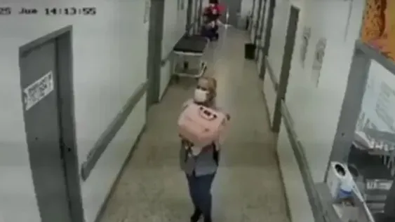 EL ROBO. La cámara de seguridad muestra el momento en que González se lleva a la bebé. Luego opuso resistencia, pero quedó arrestada y el bebé puesto a salvo.