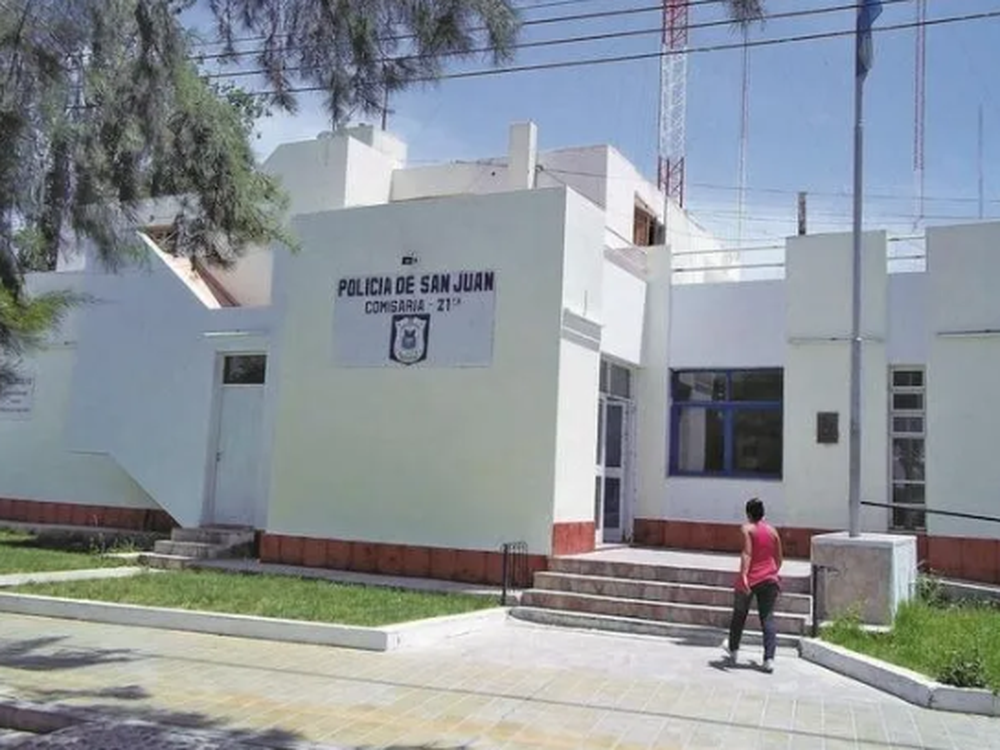 Un chico de 15 años, muy grave por perder el control de su moto y chocar contra un árbol