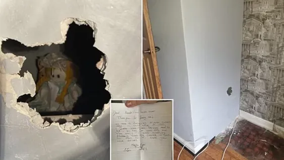 Halló una muñeca horrorífica y una carta entre las paredes de su nueva casa