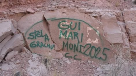 Los turistas que hicieron graffitis en Mendoza pagaron una multa de más de $2 millones