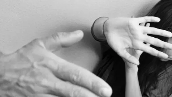 Lo condenaron dos días después de agredir a su pareja