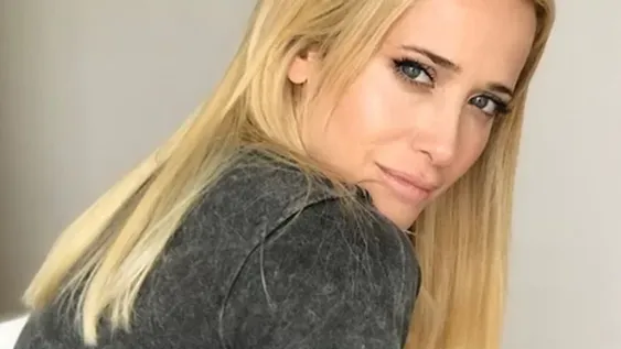 Julieta Prandi mostró sus “pufis” en lencería de encaje blanca