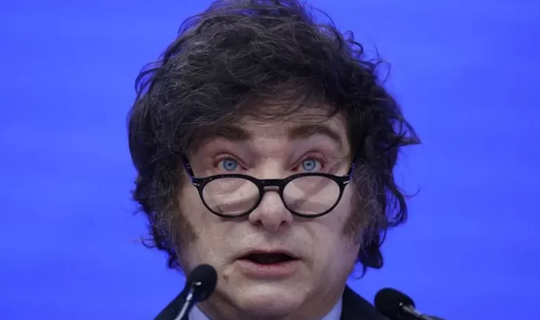 Milei suspendió el viaje a España “por la delicada situación política e institucional” de la Argentina