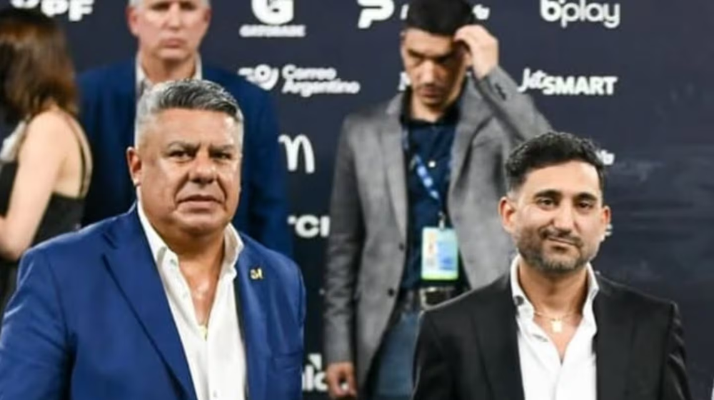 El presidente de la Asociación del Fútbol Argentino, Claudio Chiqui Tapia, junto al financista Ariel Vallejo.
