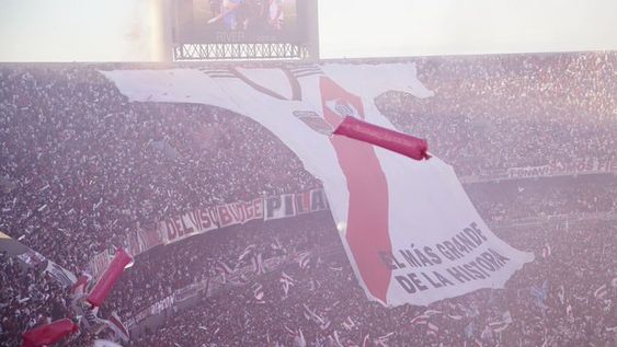 La fiesta Monumental de River con un telón, humo rojo y blanco y cánticos alusivos a Madrid