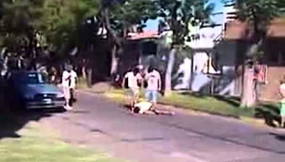 Difunden video de cómo vecinos lincharon a un ladrón en Rosario