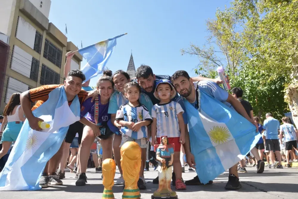 Festejos en la Plaza 25: BUSCATE en la mega galería, PARTE V