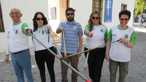 Miembros de Baja Visión San Juan con sus bastones verdes (que llevan bandas refractarias) y sus pins o chapas, con los que también comunican su condición a la sociedad.