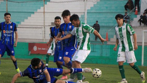 Al piso. Oballes, de Unión, traba la salida de Aguirre, el volante central de Sportivo. En Puyuta, mano a mano en un intenso debut de los equipos de San Juan en el Regional Amateur. Foto: Daniel Arias.