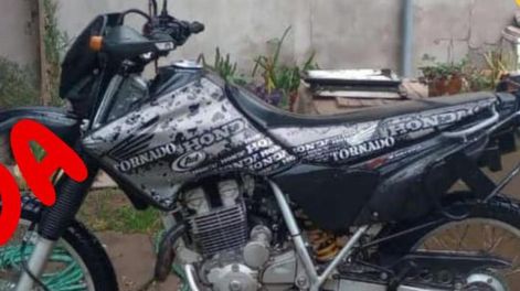 Forzaron la cerradura de un complejo de departamentos y se robaron una moto