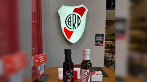El aceite de oliva O de Tupelí y el aceto reducción A, presentes en las mesas y en la cocina del restaurante temático de River, Glorias, a pasos del Monumental.