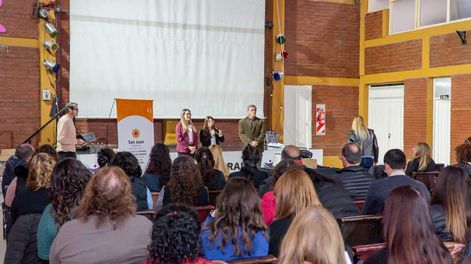 Más de 300 docentes participaron de una capacitación propuesta por los ministerios de Familia y Educación.