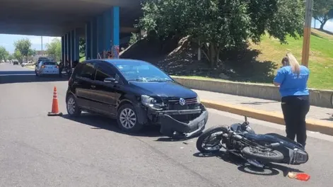 Joven motociclista resultó herido al chocar con un auto en Santa Lucía