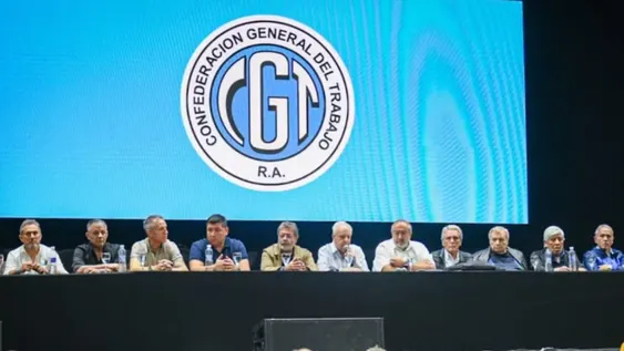 El ala dura del sindicalismo se divide y los gremios del transporte se alinean con la CGT