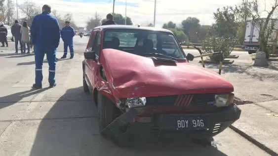 Un choque en un cruce peligroso generó un caos de tránsito durante una hora pico