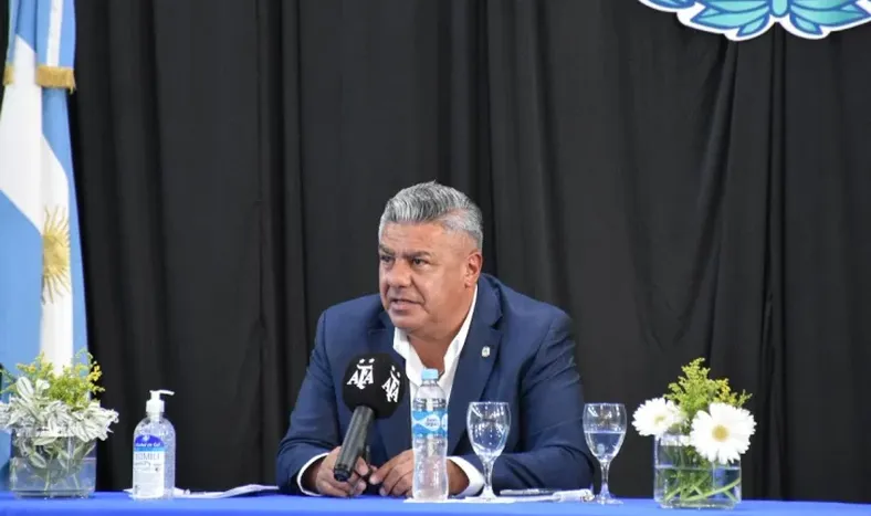 Tapia afirmó que los futbolistas volverán a entrenar “cuando todos estén en Fase 4”