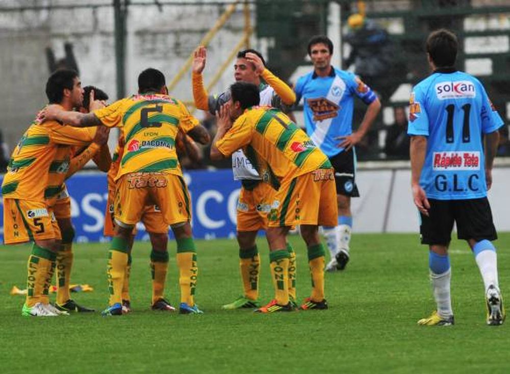 Defensa es líder y  Banfield lo acecha