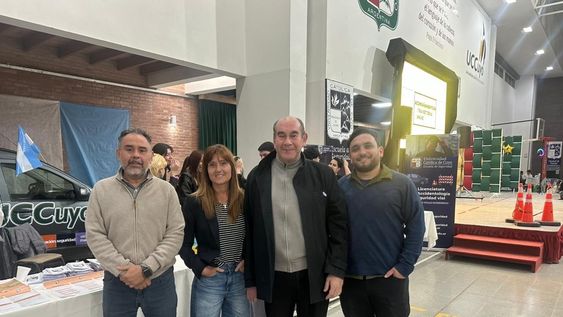 Docentes de la Escuela de Seguridad, de la UCCuyo, se prepara para una nueva actividad orientada a la comunidad.