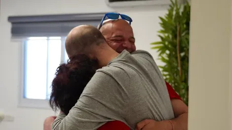 Abrazo interminable: el emotivo momento en que Iair Horn se reencontró con su padre