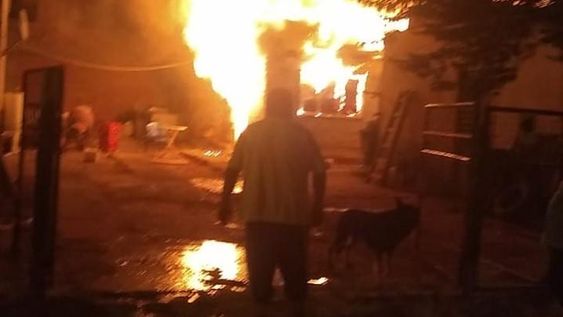 Oyó una explosión y vio el incendio de su galpón: perdió dos vehículos