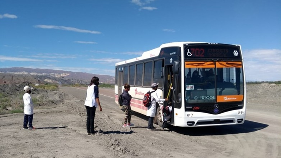en calingasta no hay colectivos los fines de semana y es uno de los 86 problemas con el transporte: hay quienes caminan 15 kilometros para no faltar al trabajo