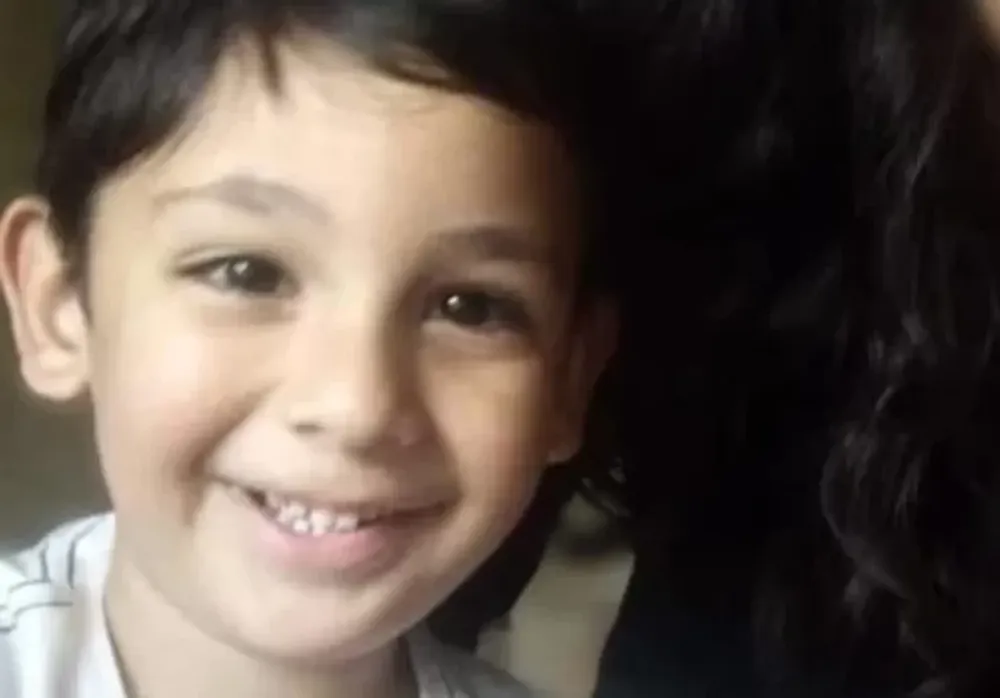 Pedro es un niño de 5 años que es intensamente buscado. El sospechoso del secuestro es su padre, quien también es el presunto asesino de la madre del menor y su abuela.
