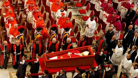 EL RITUAL DEL  TRASLADO. Los restos de Francisco son trasladados hasta el altar en la basílica de San Pedro. Su paso fue seguido por una multitud conmovida.