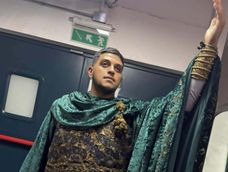 Walter Vilches, con su traje de Orfeo, en el Teatro Colón. Walter Vilches, con su traje de Orfeo, en el Teatro Colón.