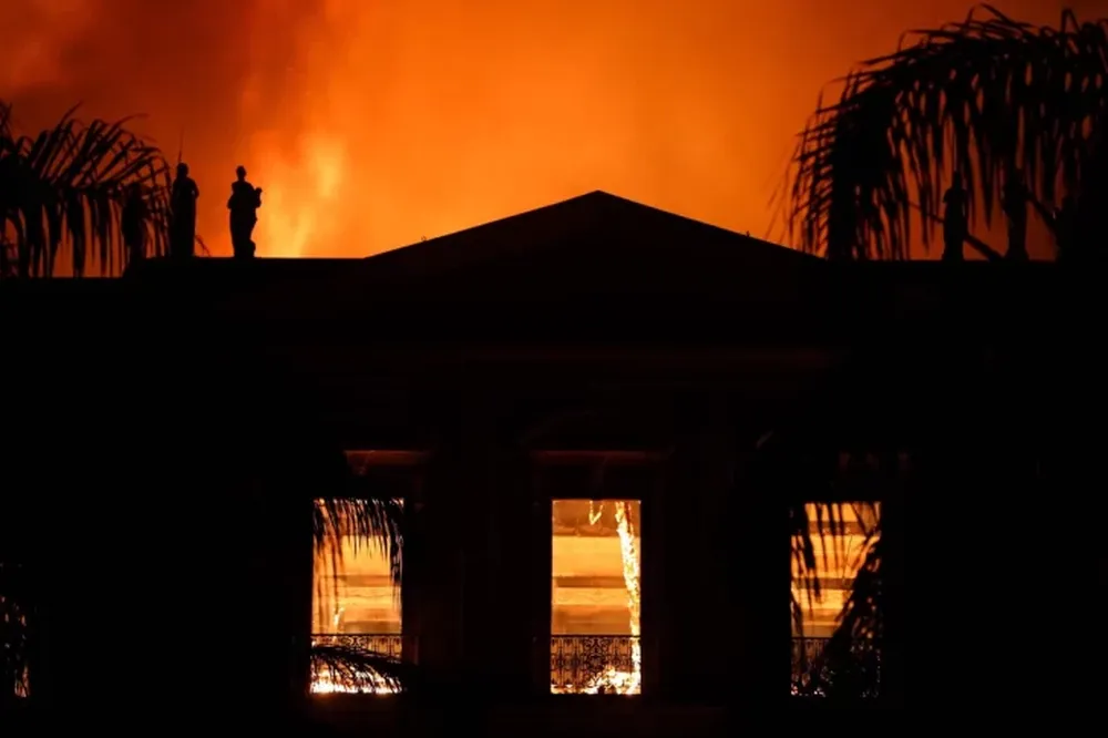 Impresionante incendio arrasa con el Museo Nacional de Brasil