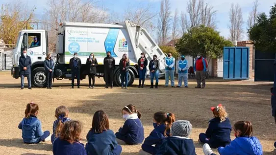 Con un camión recolector de residuos enseñan cuidado ambiental a alumnos